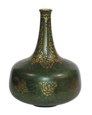 un vase vert orné d'un motif doré