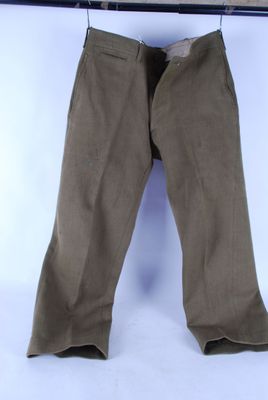 Un pantalon M37 (taille 32/31)