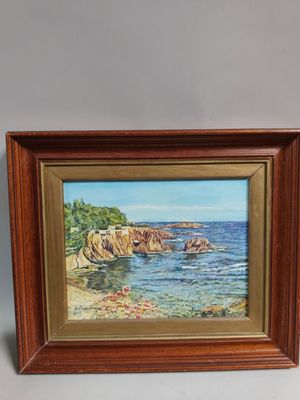 une peinture à l'huile représentant une scène de plage avec un bateau dans l'eau