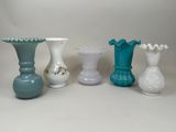 cinq vases posés les uns à côté des autres sur une table