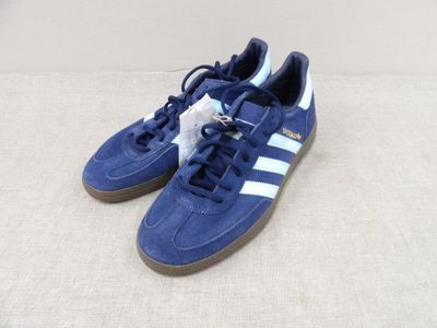 baskets Adidas bleues et blanches avec des lacets sur la semelle