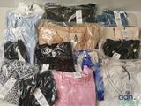 un tas de vêtements posés sur une table