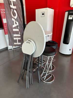 beaucoup de chaises et une table dans une pièce