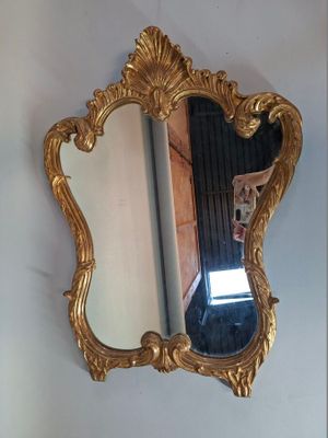 un miroir accroché au mur d'une pièce
