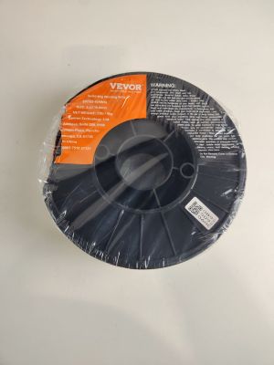 une bobine de plastique posée sur une surface blanche