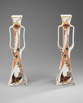 paire de vases ornés d'oiseaux et de fleurs sur fond gris