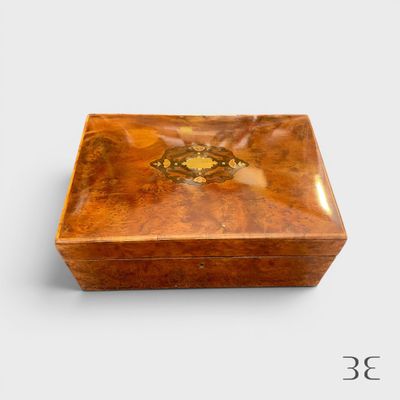 une petite boîte en bois ornée d'un motif doré