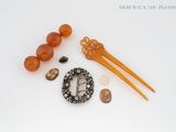 une photo montrant une collection d'accessoires pour cheveux posés sur une surface blanche