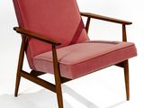 une image représentant une chaise rose à l'ossature en bois sur fond blanc