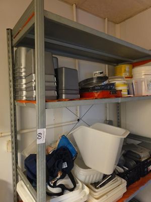 une étagère contenant de nombreux objets dans une pièce
