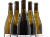 quatre bouteilles de vin sont alignées sur une table