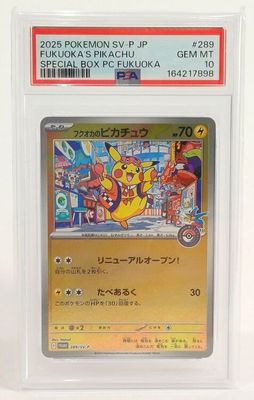 La carte Pokémon se trouve dans un étui en plastique transparent posé sur une surface blanche.