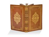 un vieux livre orné d'un motif doré sur la couverture