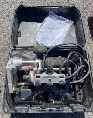 une boîte contenant un moteur et quelques fils