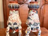 deux vases posés sur une table en bois