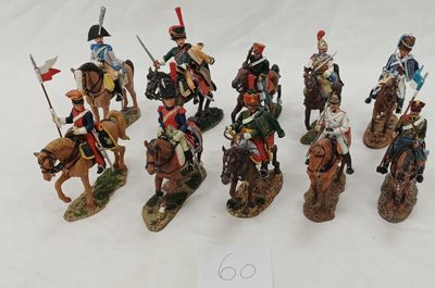 sept figurines représentant des hommes à cheval, avec des drapeaux