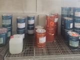 de nombreux pots de peinture posés sur une étagère dans une pièce
