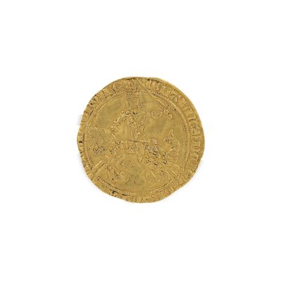 gros plan d'une pièce d'or sur une surface blanche