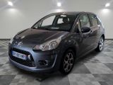 la petite voiture est garée sur le sol en damier du garage