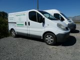 deux fourgonnettes garées sur un parking