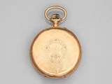 une vieille montre de poche en or sur laquelle figure le portrait d'une femme