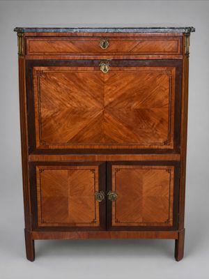 une petite armoire avec un plateau en marbre et deux portes