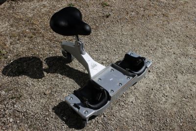 un scooter posé par terre dans la boue