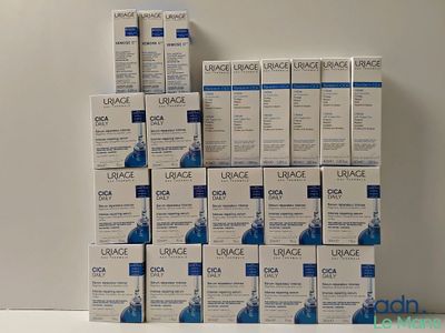 Plusieurs cartons de luracece sont empilés les uns sur les autres