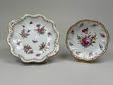 deux assiettes à motifs floraux posées sur une table