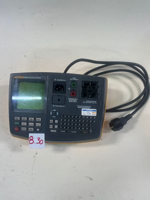 un gros plan d'une calculatrice posée sur une table