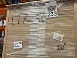 un grand carton posé sur une palette dans un entrepôt