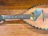 une guitare posée sur une table en bois