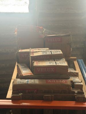 Plusieurs cartons de Veluxx sont empilés sur une palette dans un entrepôt