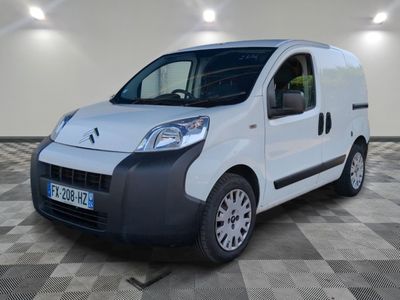la camionnette blanche est garée sur le sol en damier d'une pièce
