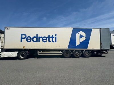 un camion semi-remorque garé dans un parking