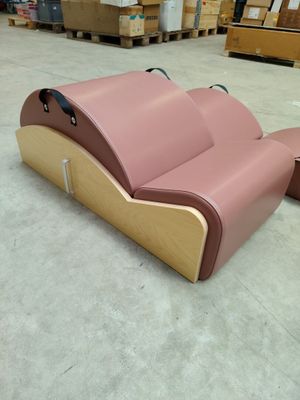 un canapé rose qui se trouve dans un entrepôt
