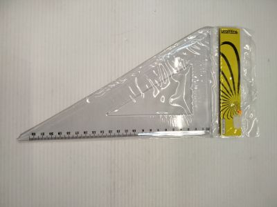 un triangle en plastique contenant une règle