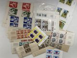 de nombreux types de timbres sur la table