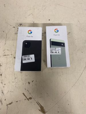deux boîtes contenant des téléphones noirs et blancs posées sur une table