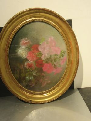 une photo d'un tableau de fleurs dans un cadre doré