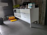 une photo d'une commode blanche dans un garage