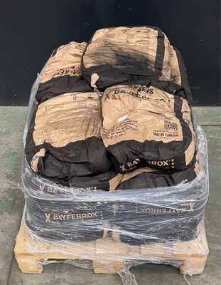 une palette remplie de sacs de ciment sur une palette