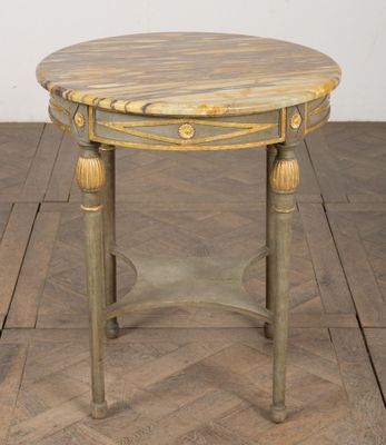 Table formant guéridon en bois laqué gris-vert et or, le pié…