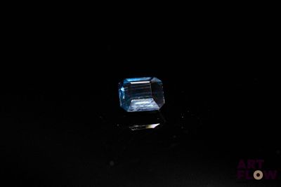 l'image d'un diamant bleu dans l'obscurité
