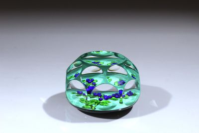 un objet en verre posé sur une table