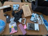 une table sur laquelle sont posés de nombreux appareils électroniques