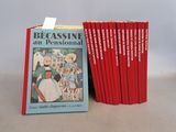 Plusieurs livres sont empilés les uns sur les autres devant une pile de livres