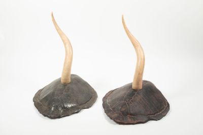 Henry PUGET (XX°) Paire de "CHANDELIER COSMIQUE" en résine f…