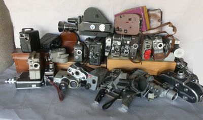 de nombreux modèles d'appareils photo exposés sur une table