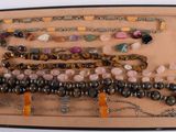 une boîte contenant de nombreux types de bracelets différents